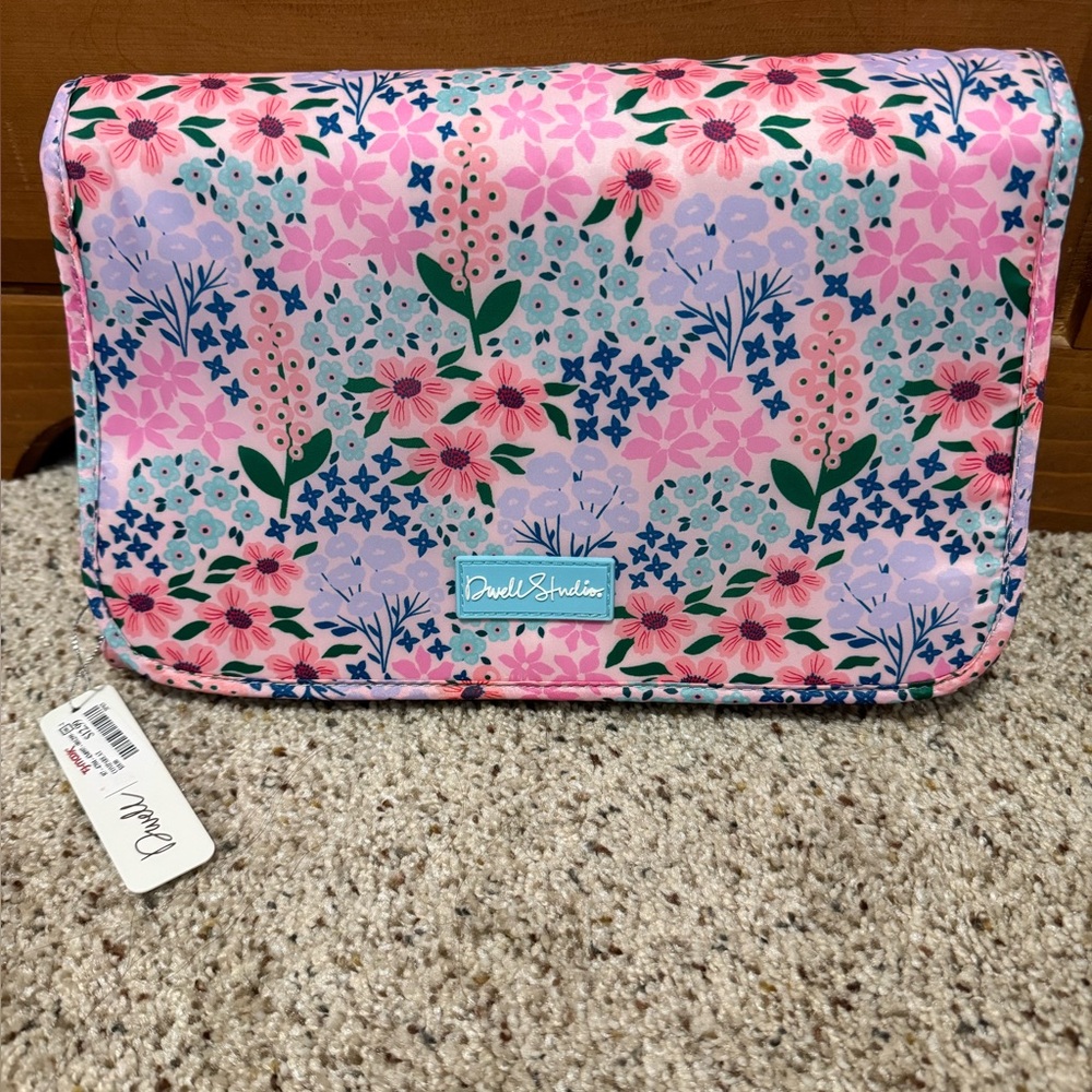 NWT Tri fold hangable Travel Pouch